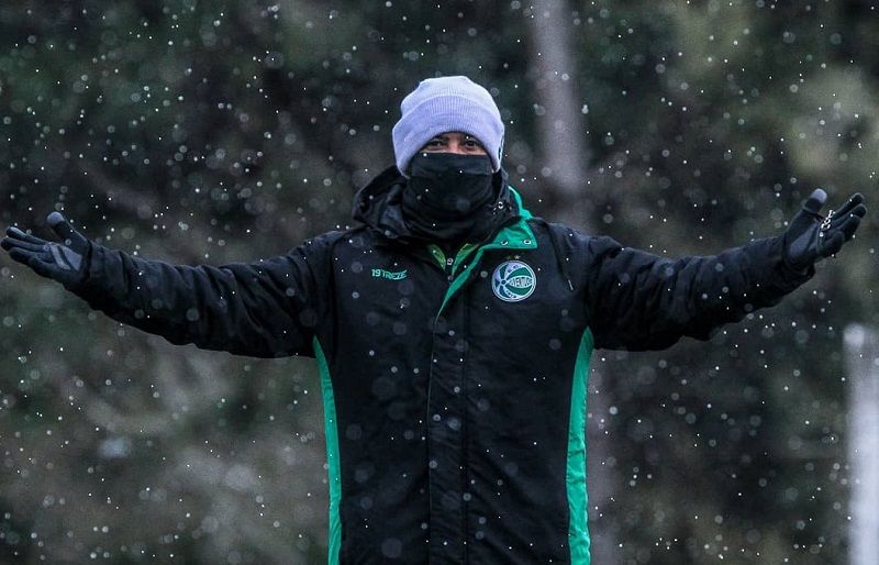 Jogador faz pose, durante treino embaixo de neve no Rio Grande do Sul (Foto: Fernando Alves/ECJuventude )