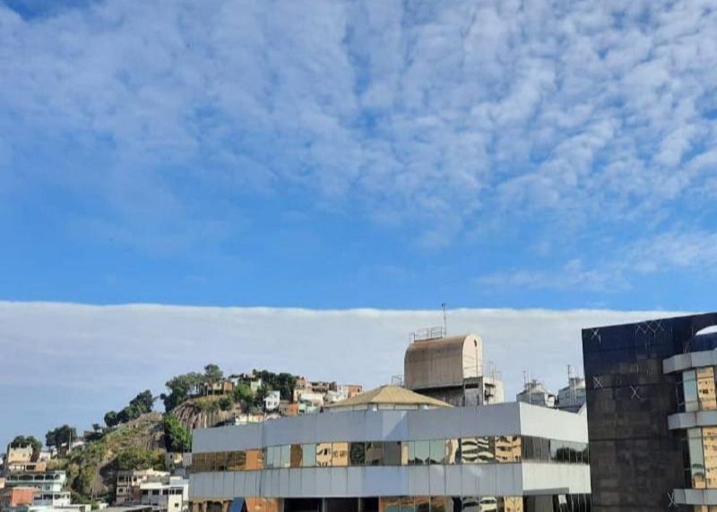 Nuvem gigante chamou a atenção no céu da Grande Vitória na manhã desta quarta-feira (07) (Foto: Cintia Bento Alves)