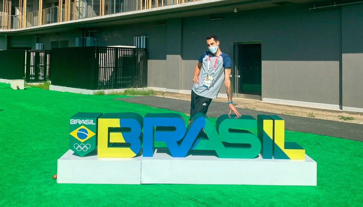 O irreverente Douglas Souza mostra o dia a dia na Vila Olímplica (Foto: Reprodução / Instagram Douglas Souza)