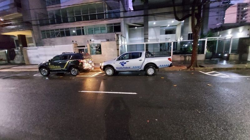 Policiais federais cumprem mandados em Vitória (Foto: Divulgação/PF-ES)