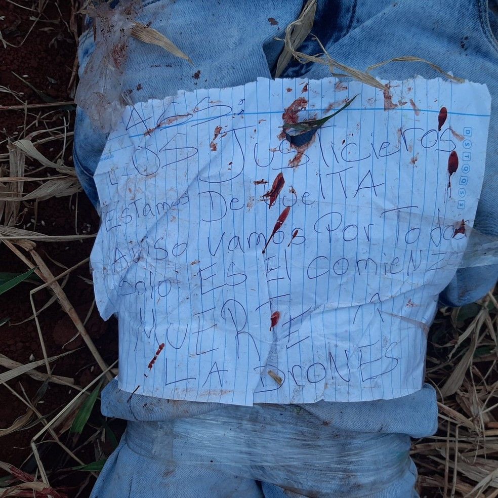 "os justiceiros estão de volta, avisamos que é só o começo da morte dos ladrões", diz bilhete. (Foto: Reprodução/ Redes Sociais)