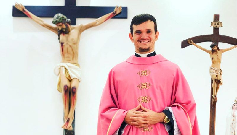 Padre Patrick passou a fazer sucesso depois de superar a depressão e abrir espaço em rede social para dar conselhos com bom humor (Foto: Reprodução / Instagram)