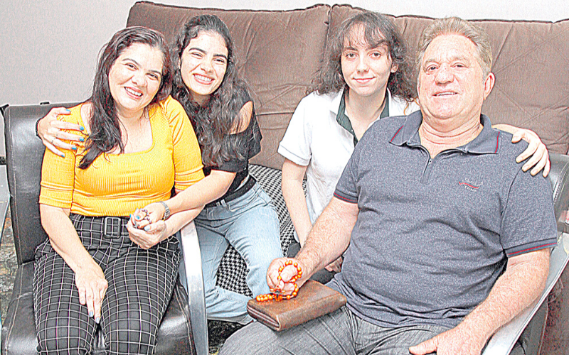 Patrícia, Luiz e as filhas Luana e Larissa tiveram vitória contra a doença (Foto: Fábio Nunes/AT)
