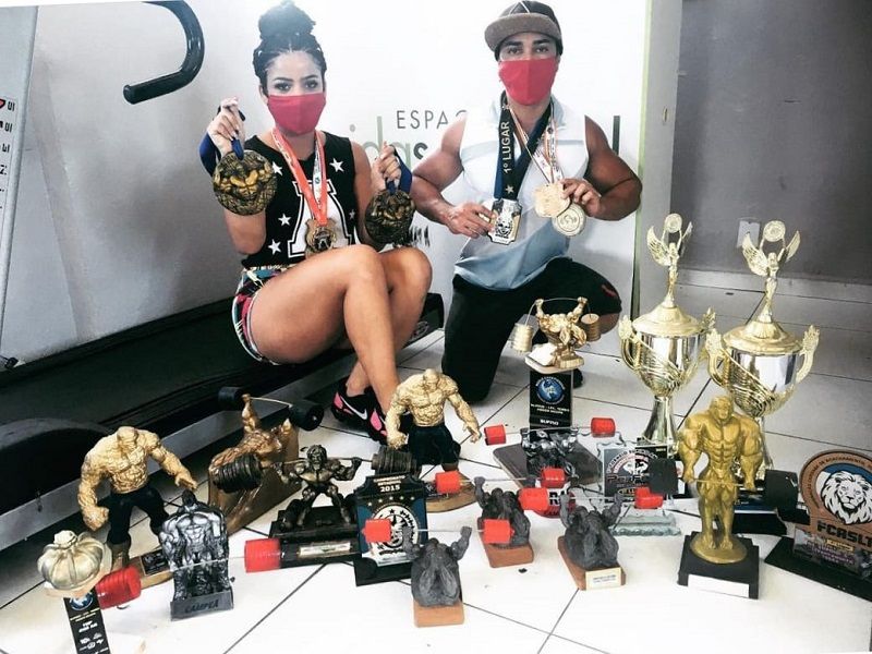 Pedro e Yara exibem seus diversos títulos em diferentes campeonatos (Foto: Divulgação)