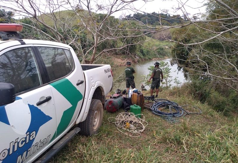 O garimpo clandestino de ouro no leito do rio foi interditado pela Polícia Ambiental (Foto: Divulgação)