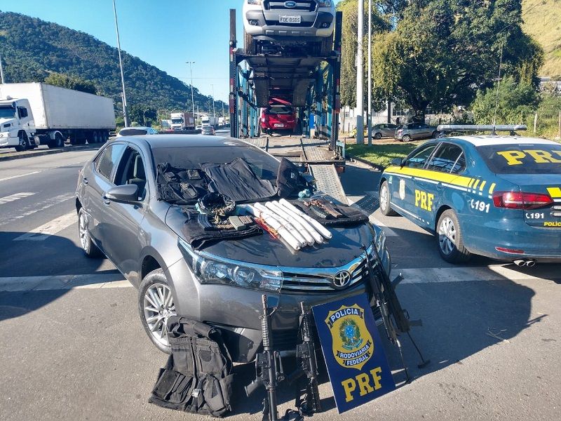 Polícia apreende carro com fuzis, munições e até explosivos em Viana (Foto: Divulgação/PRF)