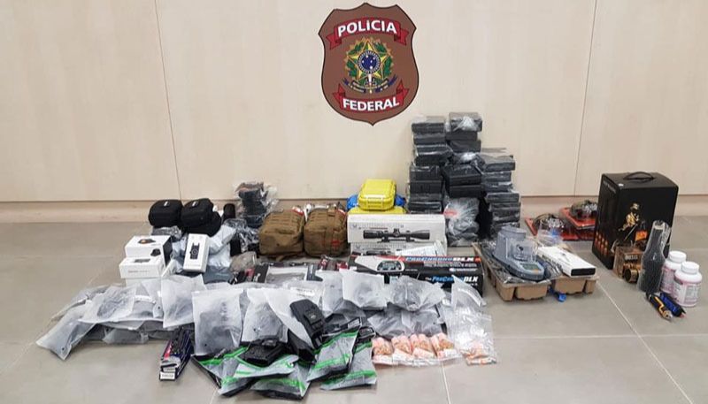 Acessórios de armas e outros itens foram apreendidos pela Polícia Federal (Foto: Divulgação / Polícia Federal)