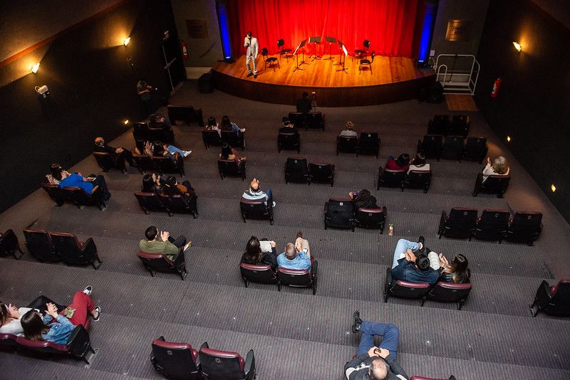 Evento aconteceu com um público reduzido e distanciado, no Teatro do Sesi, em Vitória (Foto: Jansen Lube/PMV)