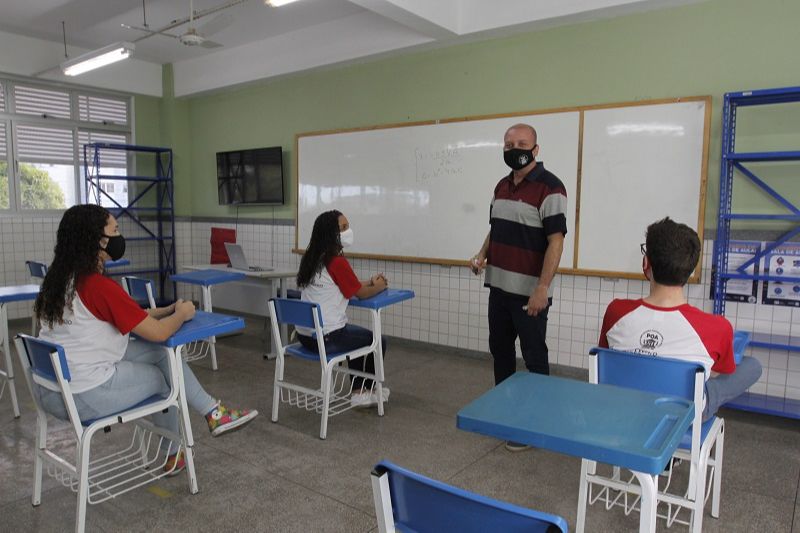 Professor durante aula em escola estadual de Vila Velha: alunos vão passar por reforço e recuperação no Estado (Foto: Fábio Nunes/AT)