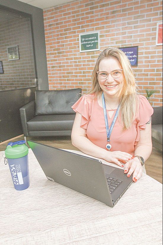 Professora Beatriz Peterle leciona a distância há mais de quatro anos (Foto: Antonio Moreira / AT)