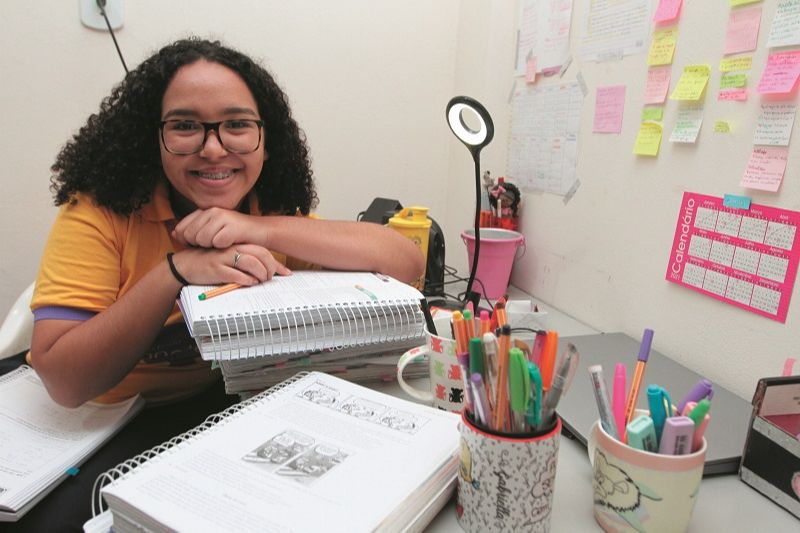 Gabriella Luxinger, de 17 anos, estuda para fazer o Enem, passar em uma faculdade e conseguir realizar sonho da medicina (Foto: Kadidja Fernandes/AT)