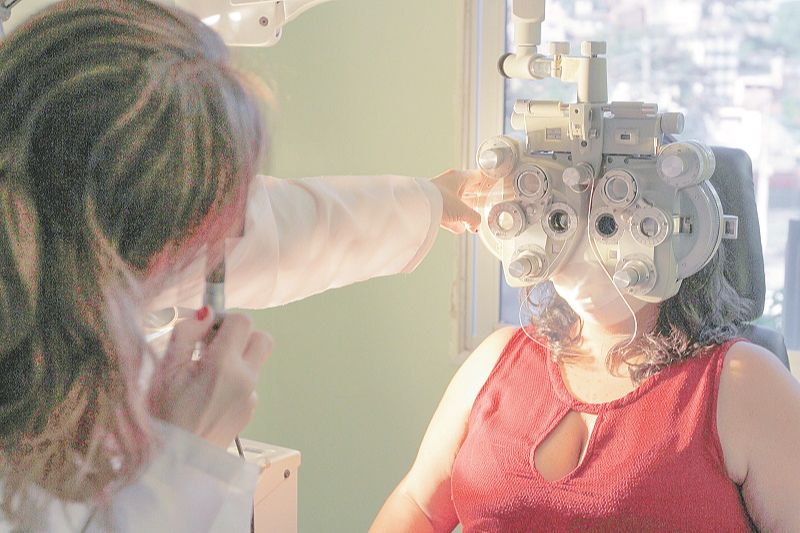 Médica faz avaliação da visão de paciente: mais procedimentos em setembro, em Vitória. A prefeitura priorizou oftalmologia neste momento porque, na capital, a especialidade tem um maior volume na fila de espera (Foto: Fábio Nunes/ AT)