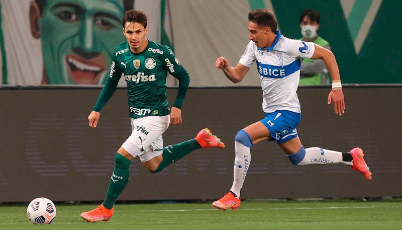 Raphael Veiga disputa bola com Valencia, do Universidad Católica (Foto: Cesar Greco / Pameiras)