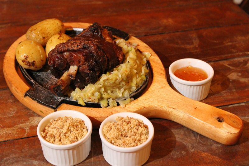 Raquetada no joelho (joelho de porco defumado assado, batatinha-calabresa, repolho com carne suína, farofa crocante de soja e geleia de abacaxi com pimenta) do Smash Beer, que fica em Jardim Camburi, em Vitória. Delivery: 99789-0894. (Foto: Beto Morais/AT)