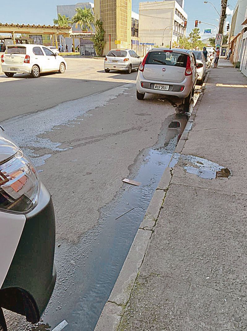 Rede de esgoto que estava entupida e vazando em rua de Vila Velha (Foto: Walter Stefanon Santos)