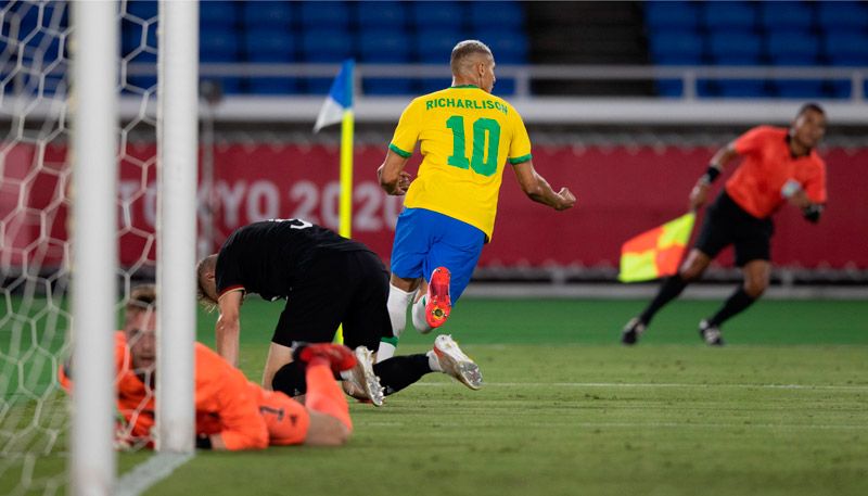 Richarlison marcou os três gols do Brasil na primeira partida das Olimpíadas (Foto: Reprodução / Twitter CBF)