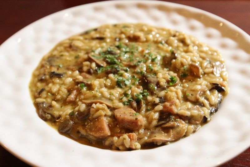 Risoto com cogumelos shitake, Paris e Portobello, queijo parmesão e linguiça de porco defumada (Foto: Beto Morais/AT)