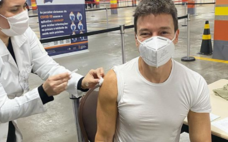 Rodrigo Faro foi vacinado há uma semana (Foto: Reprodução)