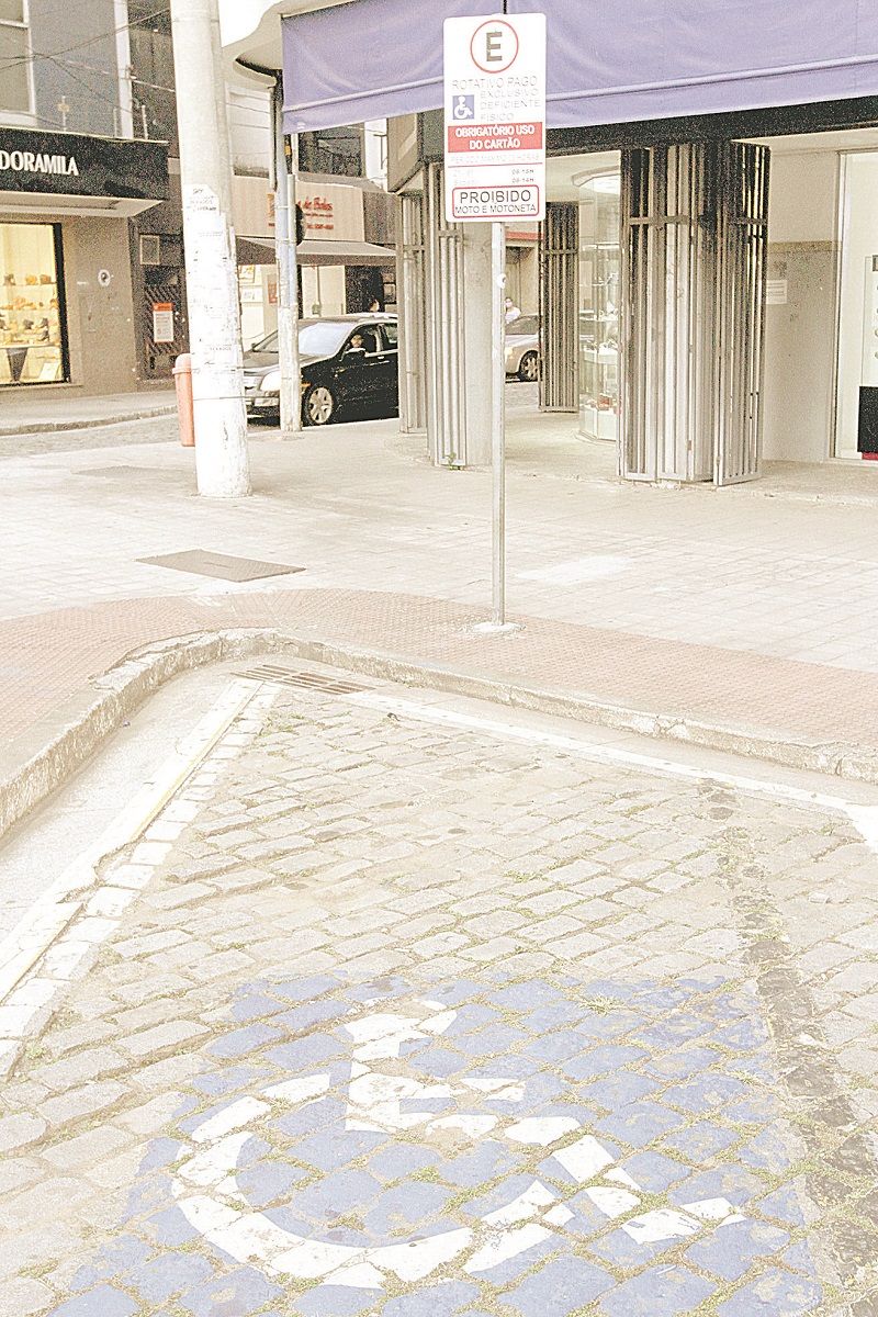 Vaga de estacionamento preferencial no Centro: multa emitida foi cancelada (Foto: Beto Morais/AT)