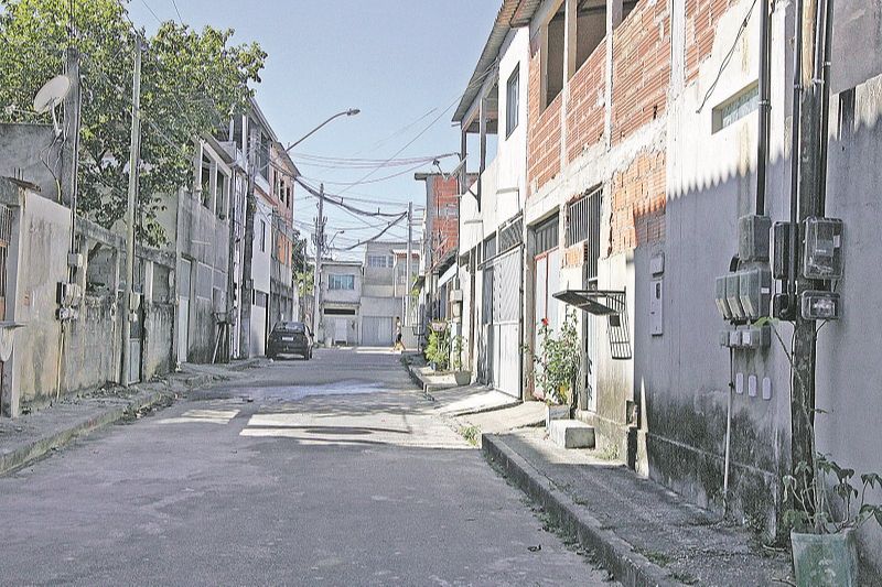 A iluminação pública na rua Cajá, em Cidade Pomar, na Serra, ficou prejudicada devido a atos de vandalismo (Foto: Kadidja Fernandes/AT)