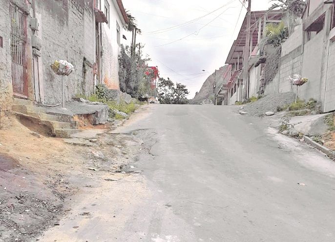 Rua José Maria, em Mucuri, onde asfalto está danificado e oferece riscos (Foto: Joaquim Kirino)
