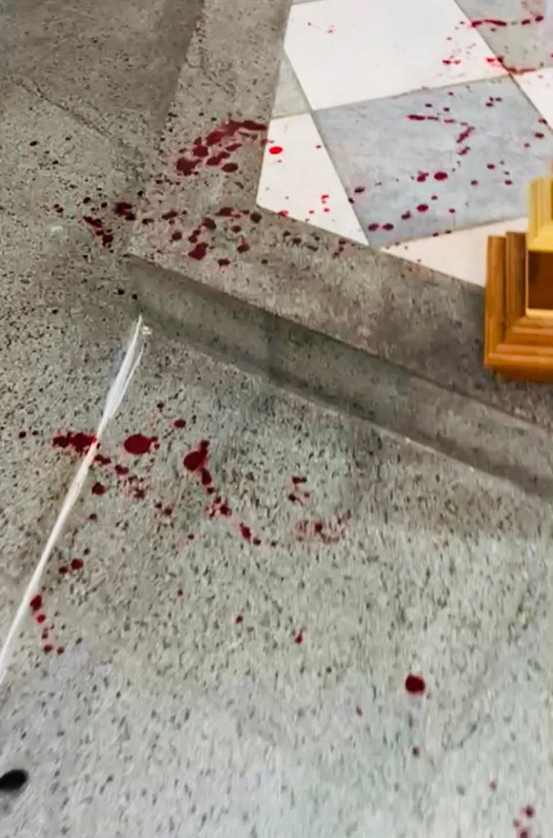 Chão da igreja ficou ensanguentado após homem agredir sacristã (Foto: Divulgação/Arquidiocese de Vitória)