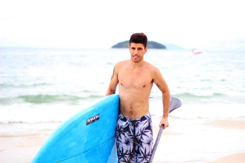 A suspeita é de que o surfista tenha sido acometido por um mal súbito (Foto: Divulgação/ Redes Sociais)