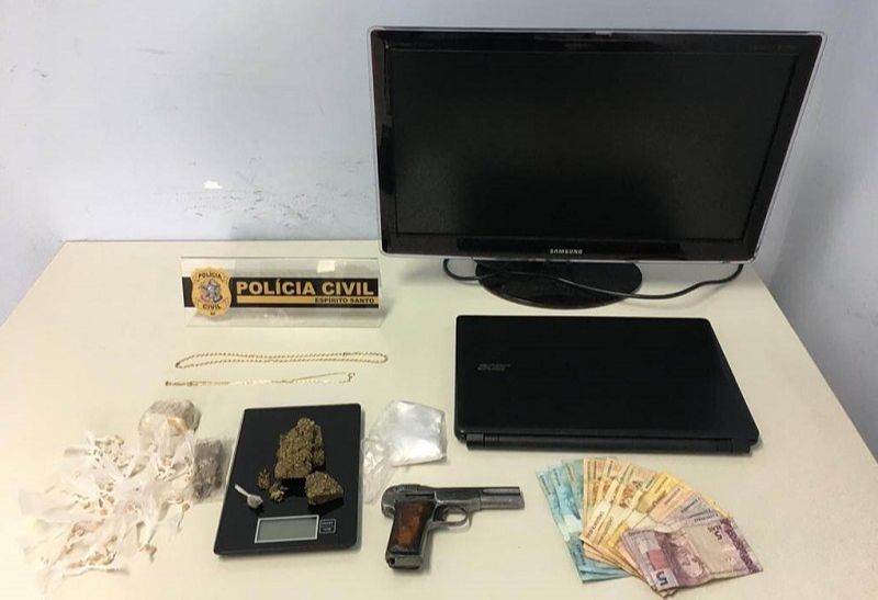 Materiais do suspeito apreendidos pela polícia (Foto: Divulgação/PCES)