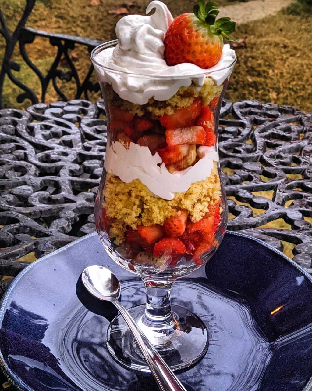 Taça com creme amarelo, morango, bolo, chocolate e marshmallow (Foto: Divulgação)