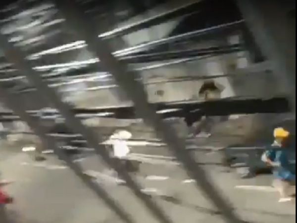 Pessoas que estavam no baile clandestino correram para escapar das balas de borracha (Foto: Reprodução vídeo)