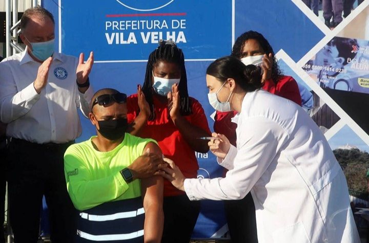 Trabalhador de limpeza urbana é vacinado contra a Covid-19 em Vila Velha (Foto: Divulgação/Governo do Estado)