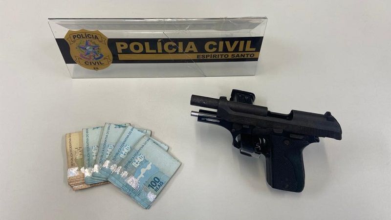 Ele foi preso com uma arma e R$ 4.800 em dinheiro no bairro São Gabriel, em Guarapari (Foto: Divulgação/ PCES)