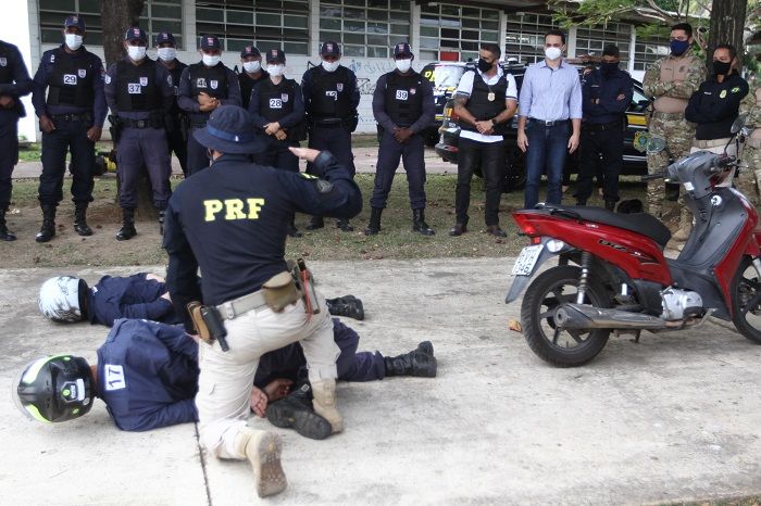 Agentes da Polícia Rodoviária Federal ministraram treinamento para os integrantes da Ronda Ostensiva Municipal (Foto: Antonio Moreira/AT)