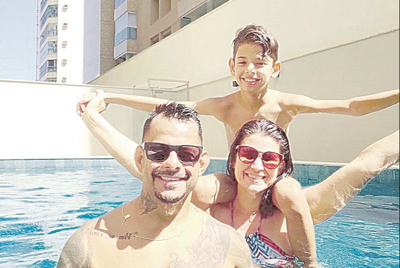 O servidor público Jurandi Barreto da Conceição Juniori, com a mulher Fernanda e o filho Heitor. Família aproveitou condições e está de mudança (Foto: Acervo pessoal)