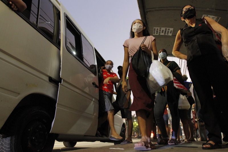 Passageiros desembarcam de uma van, em Vila Velha: transporte irregular está presente em vários bairros (Foto: Fábio Nunes/ AT)