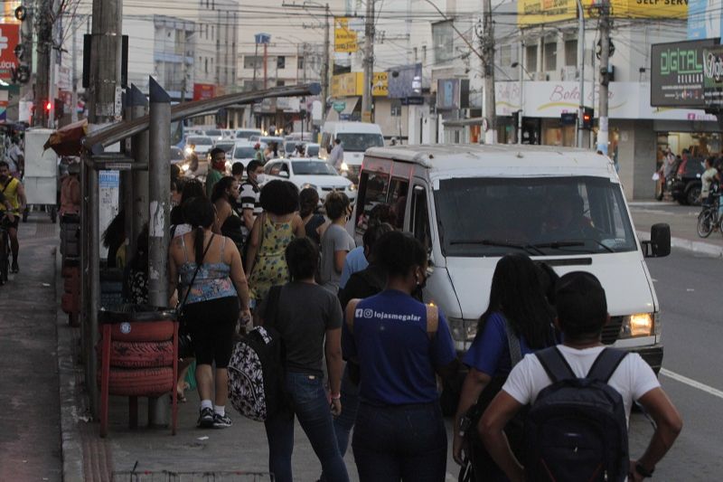 Passageiros desembarcam de uma van, em Vila Velha: transporte irregular está presente em vários bairros (Foto: Fábio Nunes/ AT)