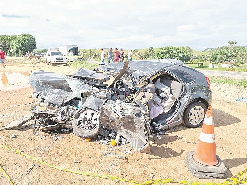 Veículo destruído após acidente. (Foto: Arquivo AT)