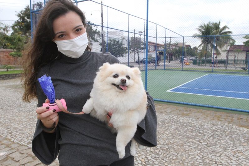 Nicole Munhão, de 23 anos, a tutora faz questão de sempre levar uma sacola plástica (Foto: Kadidja Fernandes/AT)