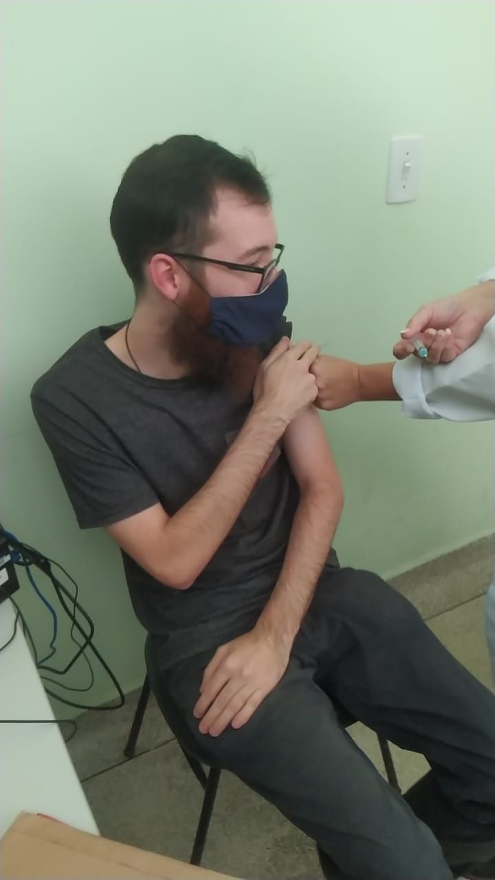 Wyctor recebeu vacina para viajar para França, onde vai estudar Ciências da Computação (Foto: Acervo pessoal )