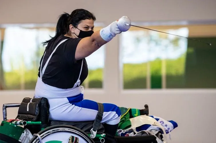 A esgrimista Monica Santos estreia esta noite na segunda Paralímpiada da carreira. Ela debutou nos Jogos na Rio 2016