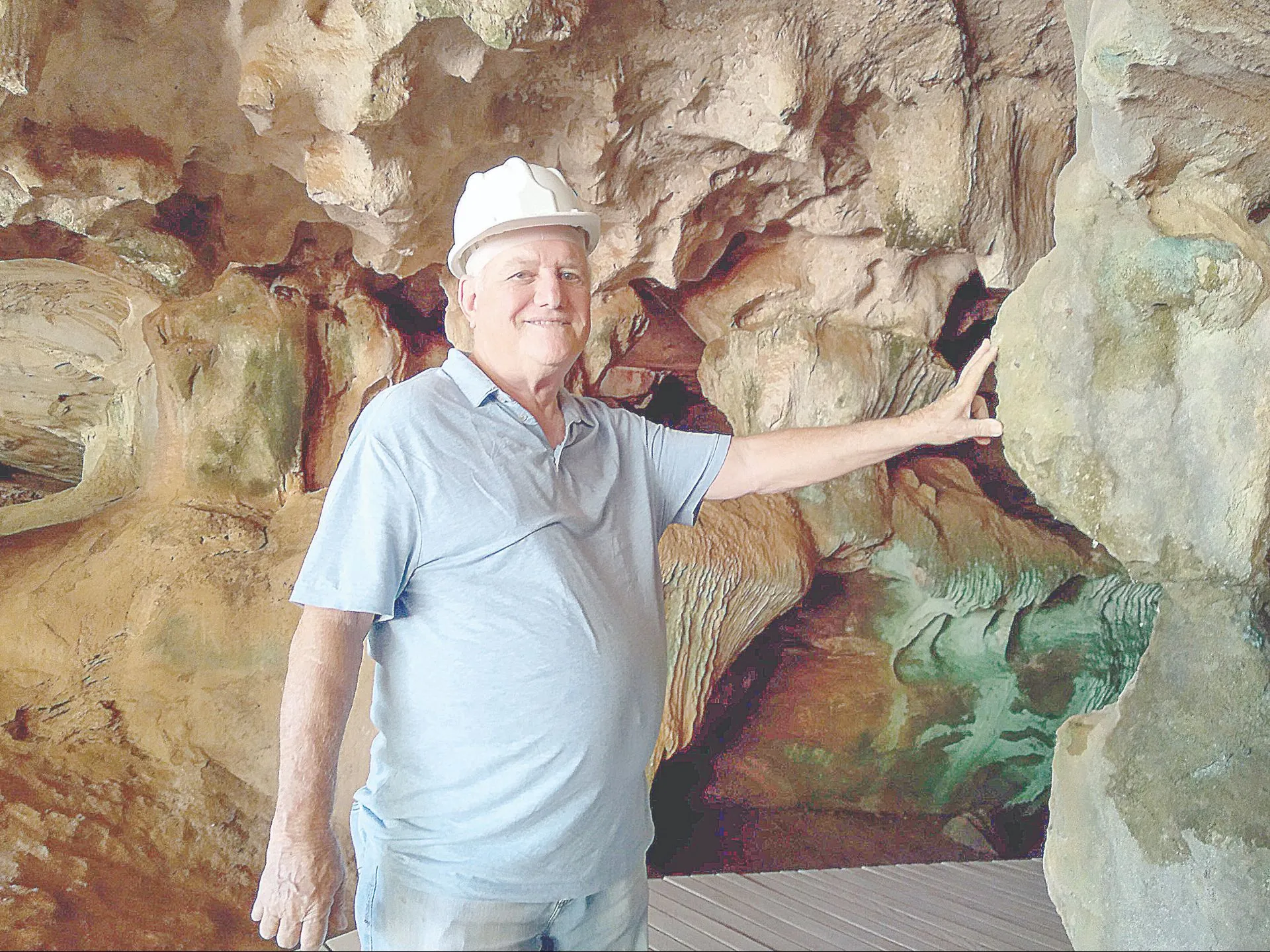 Arqueólogo  Celso Perota 
na Gruta do Limoeiro, onde  já conduziu diversos trabalhos de descobertas históricas