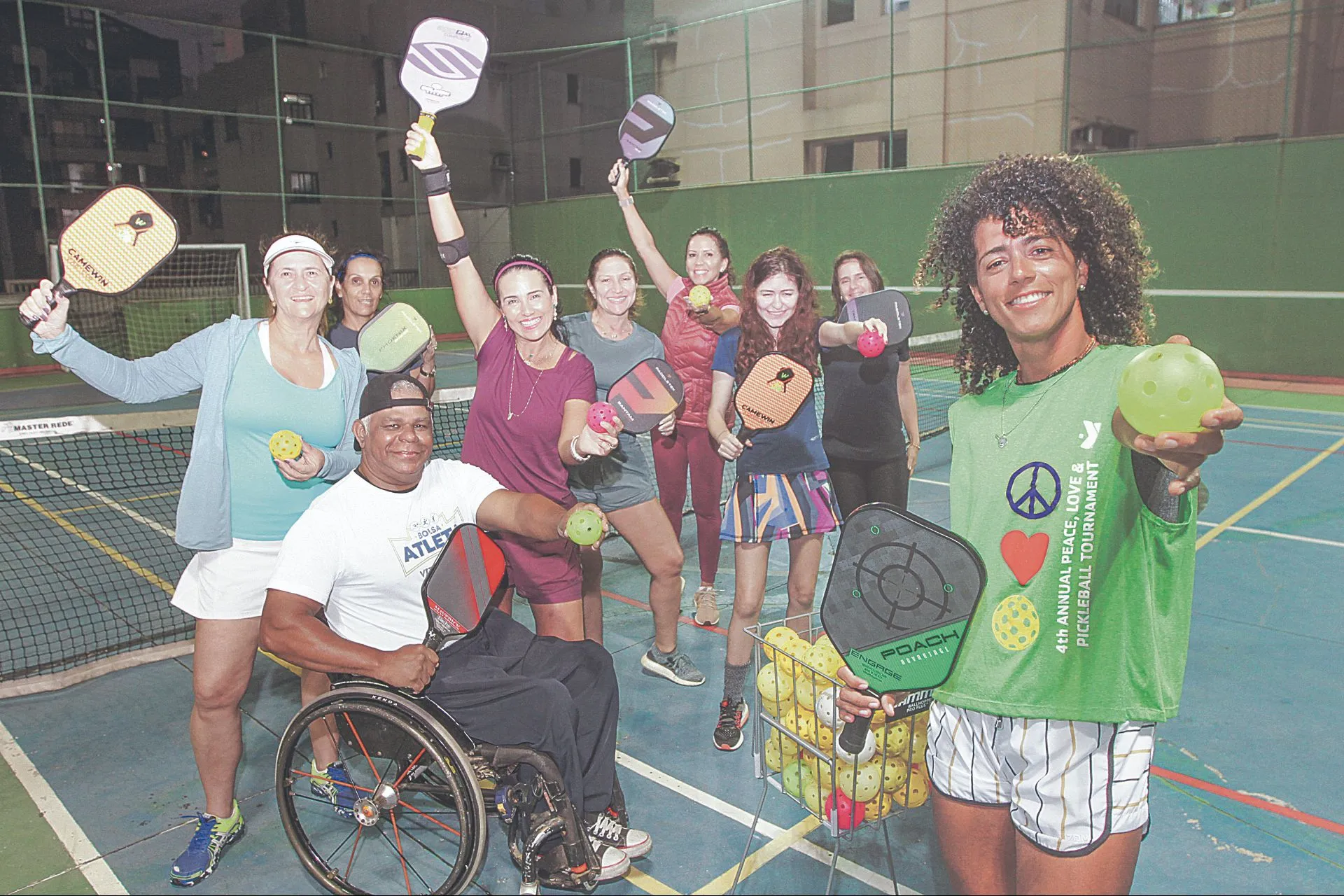 Bianca Soledade (à direita)   reúne praticantes de Pickleball. “Traz  saúde para quem joga”, diz a professora