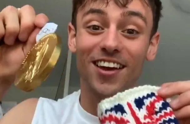 Imagem ilustrativa da imagem Campeão olímpico chama atenção ao tricotar na arquibancada