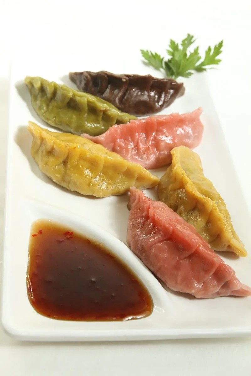O Combo Gyoza do Gaisen Culinária Japonesa, em Jardim Camburi. inclui os “pastéis”
 que levam suco de legumes e verduras na massa.