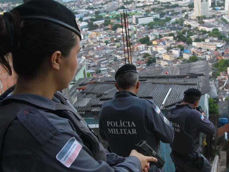 Policiais militares em operação: 671 vagas e salário de até R$ 9.399
