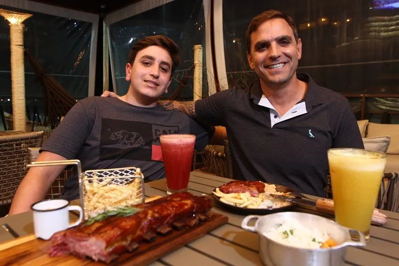 Daniel Vampré de Castro e seu filho Matheusa provaram a costela de porco ao barbecue com batatas rústicas, arroz e farofa.
