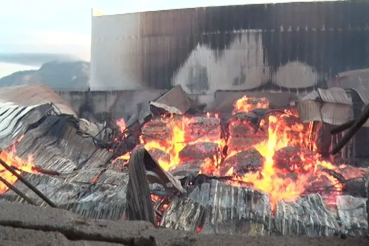 Incêndio destrói galpão de madeireira na Serra