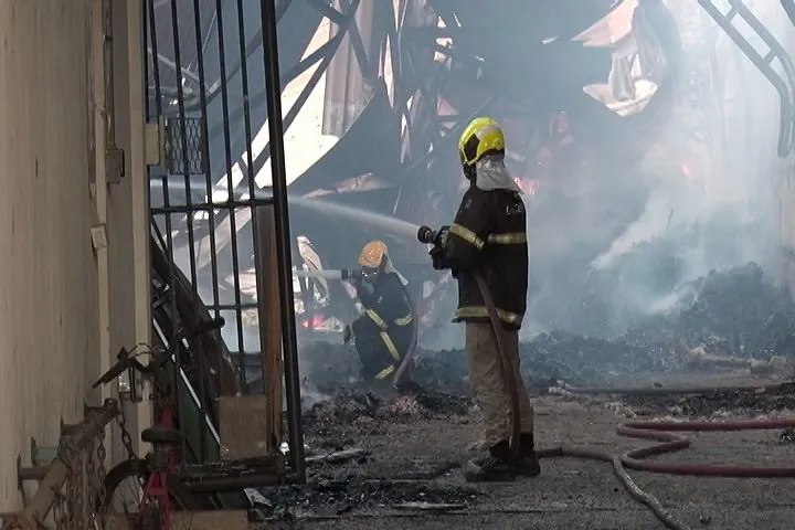 Bombeiros combatem incêndio em madeireira na Serra
