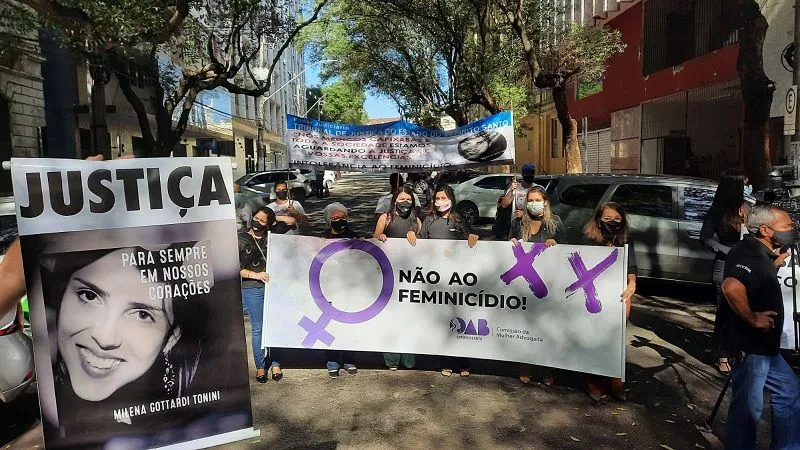 Manifestação em frente ao Fórum Criminal José Mathias de Almeida Netto, no Centro de Vitória.