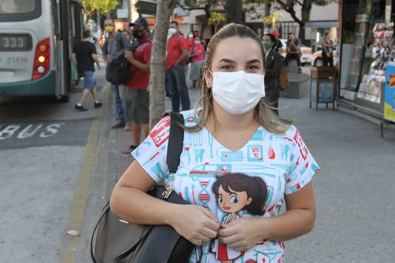 Imagem ilustrativa da imagem Passageiros reclamam de espera de até uma hora e ônibus lotados